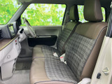 運転席からの視界は広く、運転操作もスムーズに行えます。シートの高さ調整も可能で、最適なドライビングポジションを見つけられます。