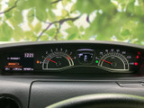 視認性の高いメーター類で、運転に必要な情報を的確に把握できます。夜間でも見やすく、安全運転をサポートします。