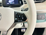 マルチファンクションスイッチつきの本革巻きステアリングは、より安全な長時間ドライブをサポートします。