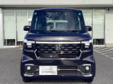 ハロゲンより明るく、より遠くまでさらなる安心感のあるLEDヘッドライトを採用。点灯忘れも防止できるオートライトコントロール機構付きです。