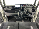 すわり心地の良い運転席・助手席です。長時間のドライブの疲れ軽減に貢献します。どうぞ快適なドライブを。