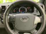 握りやすいステアリングで、運転の楽しさを向上。操作性にも優れ、快適なドライビングをサポートします。スポーティーなデザインも魅力です。