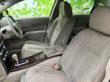 運転操作をサポートする機能的な空間。操作しやすい配置で、スムーズなドライビングを実現します。快適性と実用性を両立しています。
