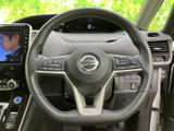 握りやすいステアリングは、運転操作をスムーズに行えます。オーディオや通話機能も操作可能で便利です。