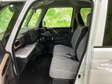 運転席からの視界は良好で、運転操作もスムーズに行えます。シートの形状も工夫されており、長時間の運転でも疲れにくい設計です。