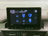 高画質モニターで、様々な情報を確認できます。車両情報や設定変更もスムーズに行えます。運転をサポートする機能も充実しています。