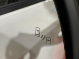 【ブラインドスポットモニター】走行中、ドアミラーの死角になりやすい箇所に後続車が接近するとサイドミラーのレンズに警告を表示!ドライバーに注意喚起をしてくれます。