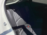 後席もゆったりとくつろげるスペースを確保し、万が一の前面衝突時には後席乗員の下半身がシートから滑り落ちることを抑制する構造になってます。