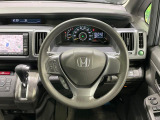 インテリアに合わせたデザインのステアリングは、運転される方のことも考え、運転しやすい形状、大きさです。是非一度、実際に触ってお確かめください。