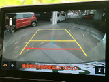 後方確認をサポートするモニター画面。駐車時の安全性向上に貢献します。狭い場所でも安心して操作できます。