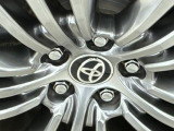 全体のスタイルを引き締める純正アルミホイール。 止まっていても存在感のあるデザイン。