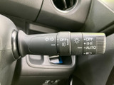 雨天時でもクリアな視界を確保できるワイパーレバー。運転中の安全性を高めます。