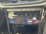 タッチコントロール式2ゾーンフルオートエアコンパネル。運転席、助手席それぞれ独立して温度管理が可能です。花粉やダストを除去するフレッシュエアフィルターも装備され、クリーンな室内環境を保ちます。