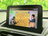 停車中に楽しめるTV機能付き。待ち時間も快適に過ごせます。様々なコンテンツをお楽しみいただけます。(運転中の視聴はご遠慮ください。)。