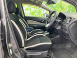 運転席周りの空間は、シンプルで機能的にまとめられています。操作しやすい配置で、快適な運転をサポートします。広々とした室内空間も魅力です。