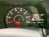 視認性の高いメーターが、運転に必要な情報を分かりやすく表示します。運転状況を的確に把握でき、安全な運転をサポートします。情報表示もシンプルで見やすいです。