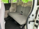 後部座席も清潔に保たれており、気持ちよくお乗車いただけます。収納スペースも充実しています。