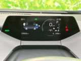 視認性の高いメーター類で、運転に必要な情報を的確に把握できます。ドライバーの集中力を高める、洗練されたデザインです。安全運転をサポートします。