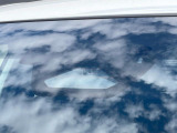 【トヨタセーフティセンス】走行中に前方の車両等を認識し、衝突しそうな時は警報とブレーキで衝突回避と被害軽減をアシスト。より安全にドライブをお楽しみいただけます。