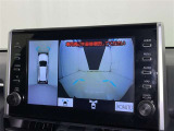 パノラミックビューモニターを装備。駐車場や交差点でクルマを真上から見るように周囲を確認できます。機能の詳細は販売店スタッフまでおたずねください。