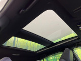 【サンルーフ】開放感たっぷりの希少装備、サンルーフが装着されています!車内に明かりを取り入れたり景色を楽しむ以外にも、車内の空気も簡単に換気できて快適です!