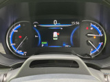 視認性の高いメーター類で、運転に必要な情報を的確に把握できます。デザイン性と機能性を両立した空間です。