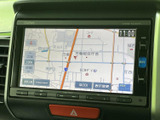 高精細な地図表示で、スムーズなナビゲーションを実現。渋滞情報もリアルタイムで確認でき、効率的なルートを選択できます。運転がより快適に。