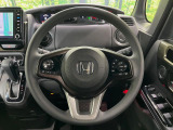 インテリアに合わせたデザインのステアリングは、運転される方のことも考え、運転しやすい形状、大きさです。是非一度、実際に触ってお確かめください。