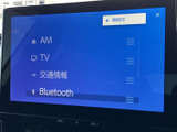 ラジオやCDはもちろん、Bluetooth接続でスマホの音楽も楽しめます。快適なドライブのお供に、お気に入りのサウンドを。多彩な機能が魅力です。