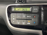 【オートエアコン】一度お好みの温度に設定すれば、車内の温度を検知し風量や温度を自動で調整。暑い&hellip;寒い&hellip;と何度もスイッチ操作をする必要はありません。快適な車内空間には必須の機能ですね♪