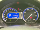 視認性の高いメーター類で、運転に必要な情報を的確に把握できます。デジタル表示により、走行距離や外気温なども一目で確認可能です。
