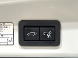 【パワーバックドア】スマートキーや運転席のボタンを押すだけでリアゲートが自動で開閉します!荷物を持っている時や、高い位置にあるバックドアを閉める際に便利な機能です♪