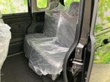 後部座席も広々としており、ゆったりとくつろげます。長距離移動でも快適に過ごせる空間です。家族や友人と楽しい時間を過ごせます。