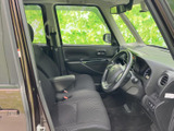 運転席周りは、シンプルで使いやすい配置。広々とした空間で、快適な運転をサポートします。視界も良好です。