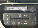 【オートエアコン】一度お好みの温度に設定すれば、車内の温度を検知し風量や温度を自動で調整。暑い&hellip;寒い&hellip;と何度もスイッチ操作をする必要はありません。快適な車内空間には必須の機能ですね♪