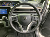 握りやすいステアリングは、運転のしやすさを追求。操作性も高く、スムーズな運転をサポートします。快適なドライビング体験を。