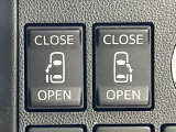 【両側パワースライドドア】スマートキーや運転席のスイッチで後席両側スライドドアの開閉が可能♪電動だから力を入れてドアを開ける必要が無く、小さなお子様でも簡単に開け閉めでき快適です♪