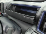 運転席の前にあるインパネアッパーボックスは小物入れとしても使用できます。