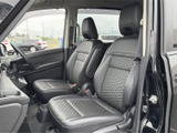 ドライバーの視界を妨げない、広々とした室内空間が魅力です。操作しやすい位置に配置されたスイッチ類で、快適なドライブをサポートします。