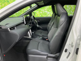 運転席に座ると、包み込まれるような安心感。操作しやすい配置で、快適なドライビングをサポートします。上質な素材が心地よく、長距離運転も楽です。