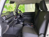 運転席周りのレイアウトは、操作性に優れており、直感的に操作できます。快適なドライブをサポートします。