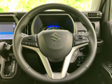 握りやすい形状のステアリングは、快適なドライビングをサポート。操作性にも優れ、運転の楽しさを引き立てます。