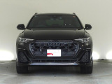 Audiデザインの特徴であるシングルフレームグリルが存在感を主張します。