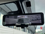 インテリジェントルームミラー☆後席に乗っている人や、大きな荷物を載せていると見にくくなりがちな後方視界。。こちらは車両後方のカメラ映像をミラーに映すので、天候にも影響されないクリアな後方視界を実現☆