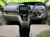 開放感のある室内空間。運転席からの視界も広く、快適なドライブを楽しめます。上質な素材が使われています。