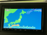 天気予報や交通情報を表示し、ドライブの安全をサポート。長距離移動も安心して楽しめます。