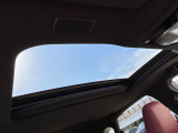 【サンルーフ】開放感たっぷりの希少装備、サンルーフが装着されています!車内に明かりを取り入れたり景色を楽しむ以外にも、車内の空気も簡単に換気できて快適です!