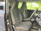 運転席からの視界は広く、運転操作もスムーズに行えます。シートの形状も工夫されており、長時間のドライブでも疲れにくいでしょう。
