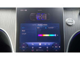 【アンビエントライト】ドア、ダッシュボード、センターコンソールなどの柔らかなLEDの間接光が、室内空間を上質に彩り、ラグジュアリーな雰囲気を醸成します。照明色は64色から選べ、明るさも調整可能。