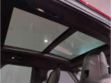 【サンルーフ】高級車のマストアイテムのガラス・サンルーフ。開放感のある室内空間を演出してくれます。